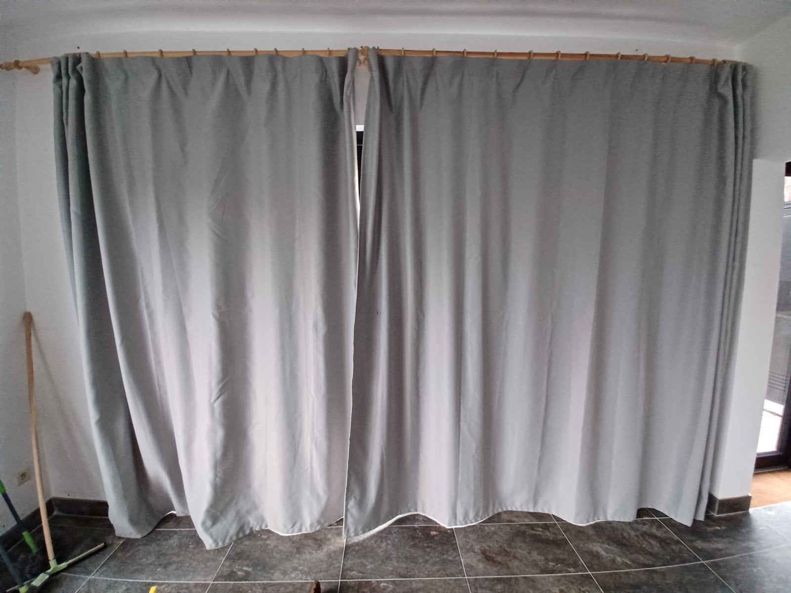2x grijze gordijnen niet lichtdoorlatend, Ophalen, Overige materialen, 250 cm, Zonwerend