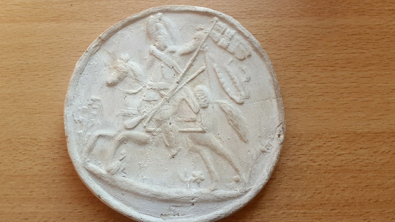 Impression en plâtre représentant un cheval et un cavalier
D, Enlèvement ou Envoi