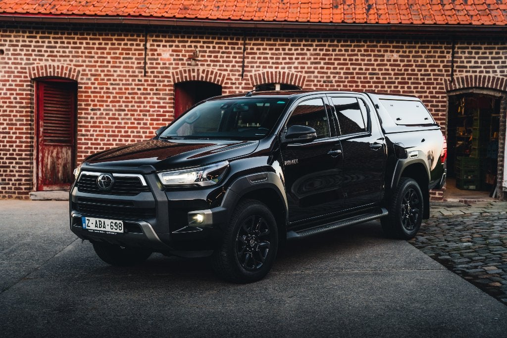 Toyota Hilux Invincible hardtop €41.250 ex btw, Automaat, 4 cilinders, Zwart, Leder