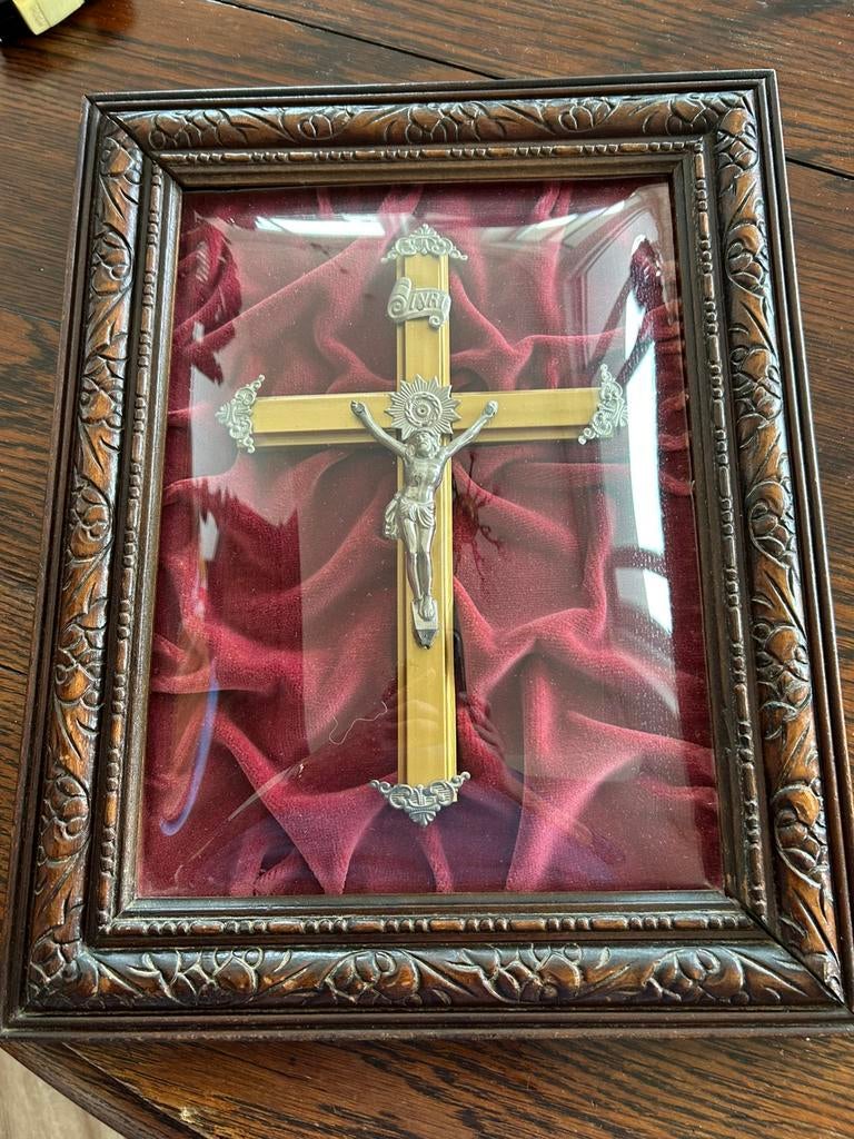 Kruis crucifix met antieke houten kader, bolglas., Ophalen