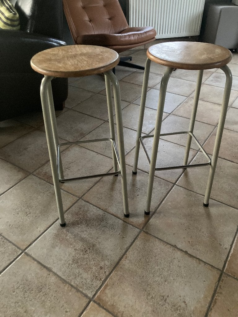 Tabourets anciens 70 cm de haut., Avec repose-pieds, 2 tabourets, Enlèvement, Utilisé