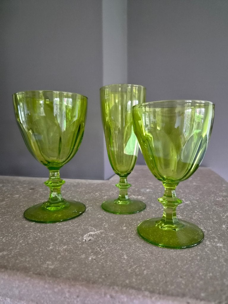 Lot de 6 magnifiques verres anciens en cristal vert, Enlèvement
