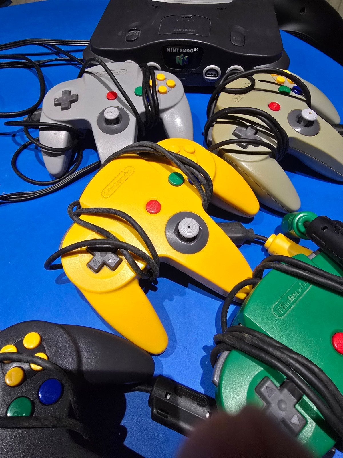 N64 , 5 manettes,  une cassette 320 jeux, Enlèvement