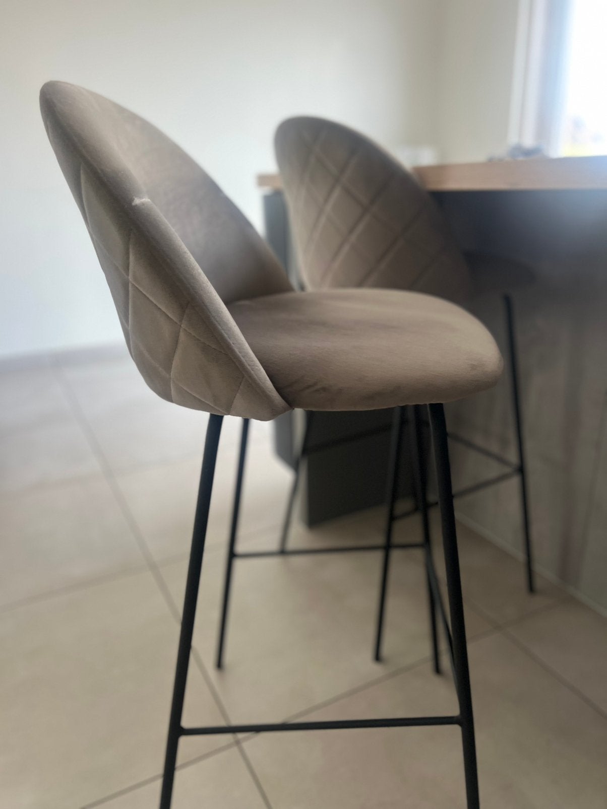 Chaises de bar en daim gris, 4 tabourets, Comme neuf, Synthétique, Enlèvement