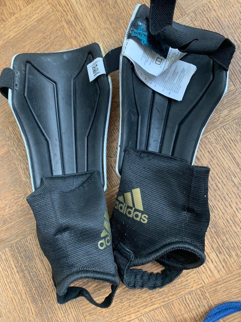 Protege tibias Adidas, Sports & Fitness, Enlèvement, Utilisé