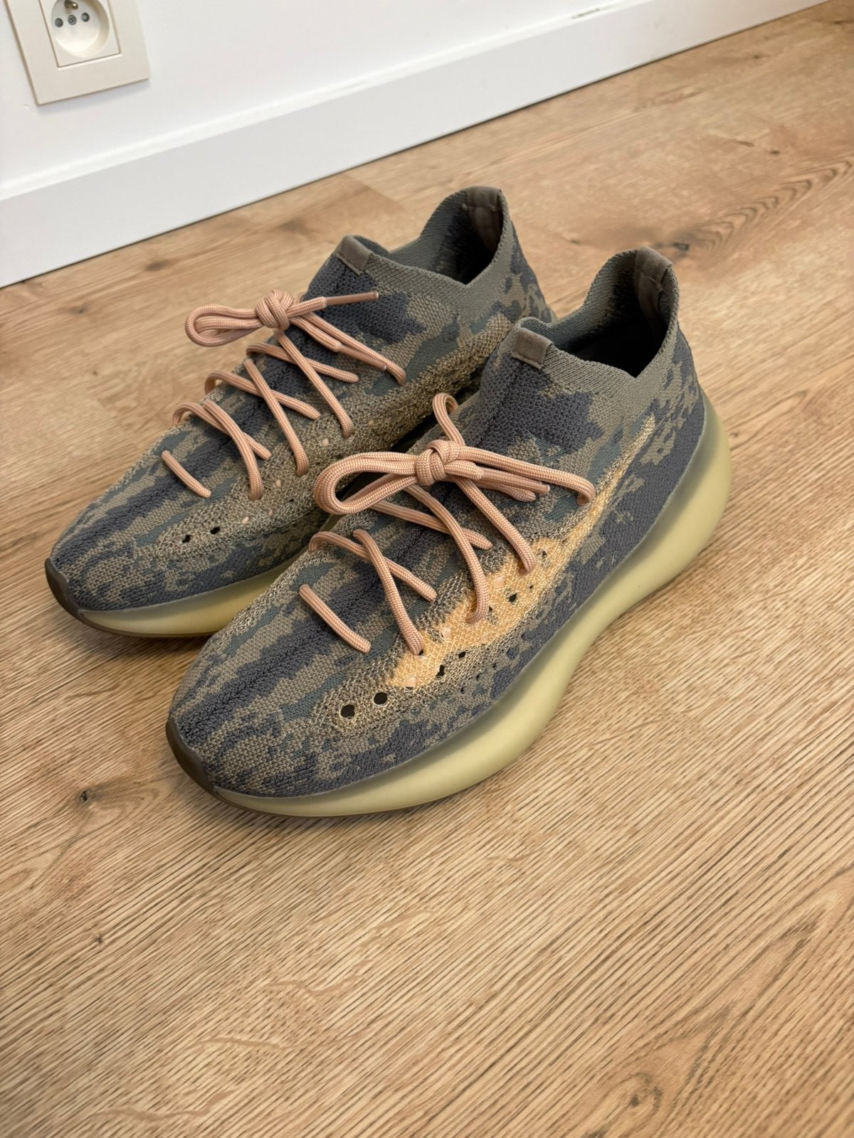 Adidas Yeezy 380, Neuf, Enlèvement ou Envoi, Autres couleurs, Baskets