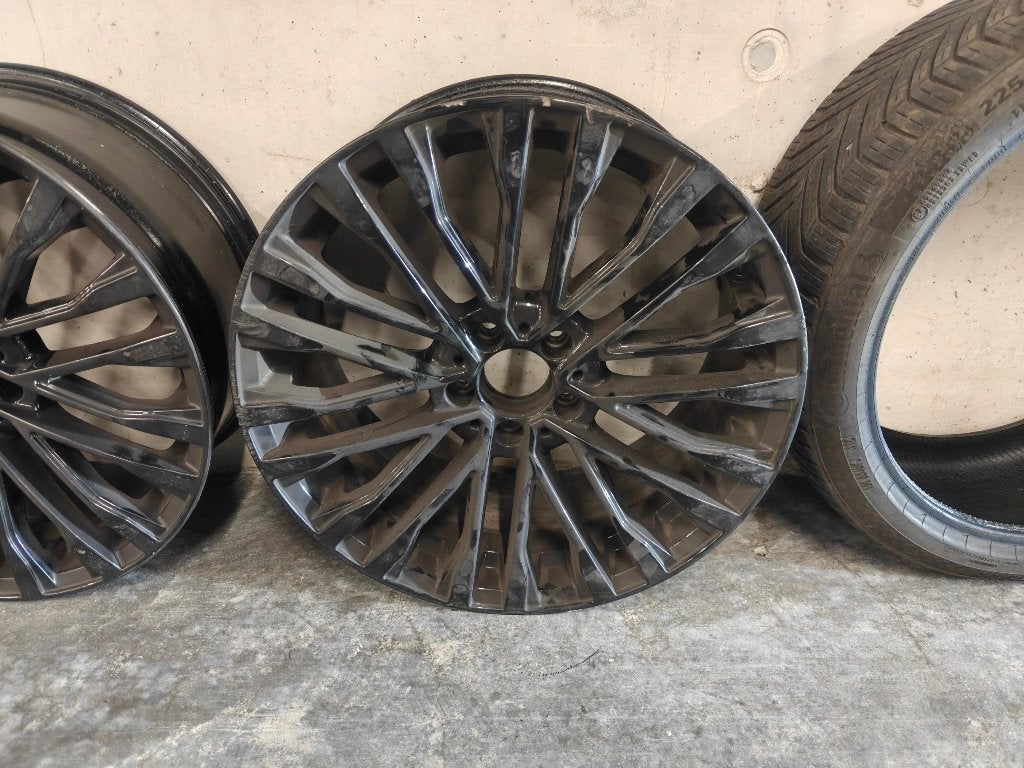 4 zwarte 19 inch velgen met 4 Continental banden 225/40 R19, Autos : Pièces & Accessoires, Pneus & Jantes, Pneus et Jantes, 4 Saisons