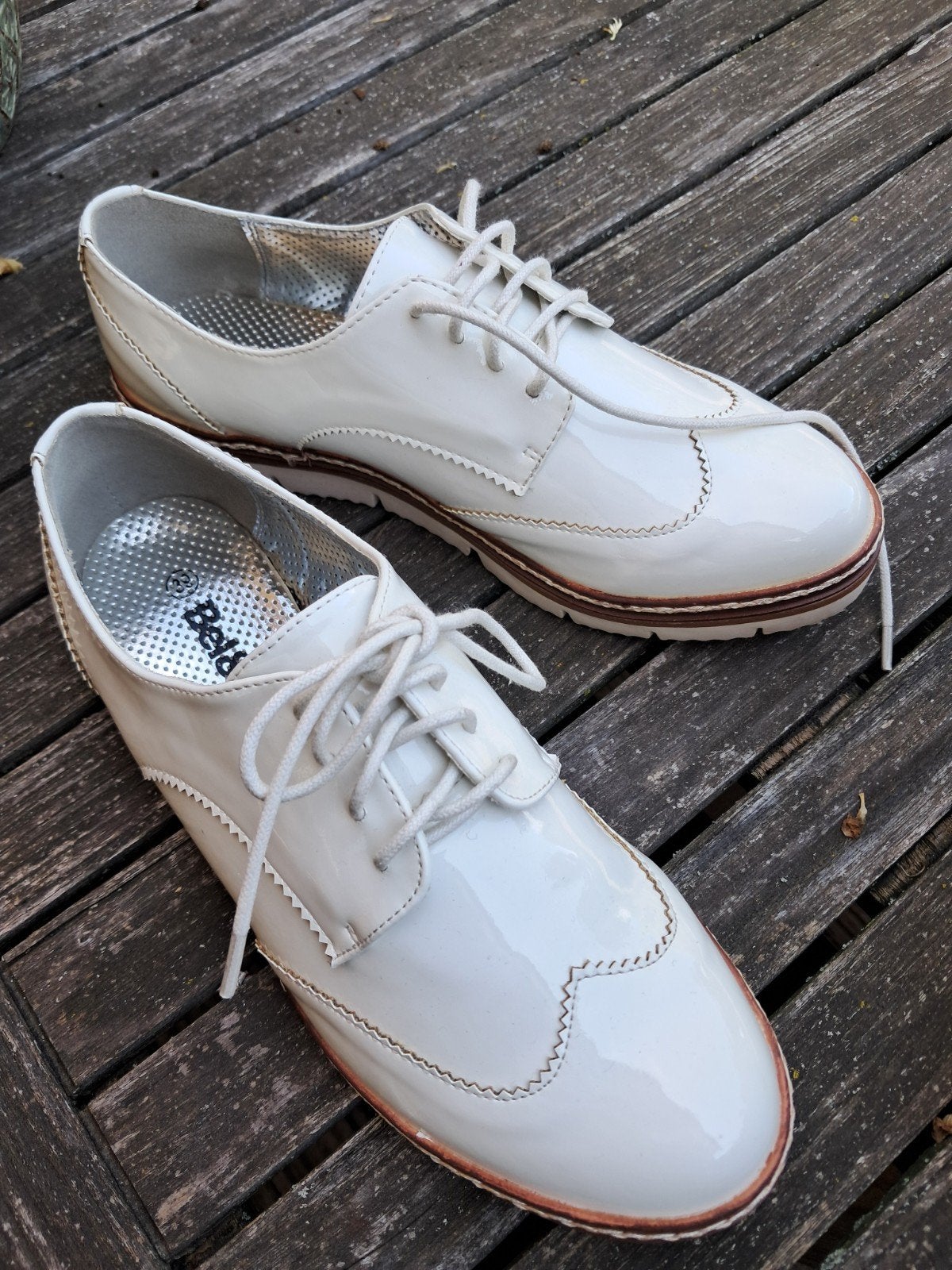 Glanzend witte schoenen maat 39, Kleding | Dames, Ophalen, Wit