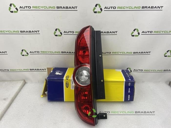 Feu arrière gauche d'un Fiat Doblo, -, 3 mois de garantie, Utilisé, -