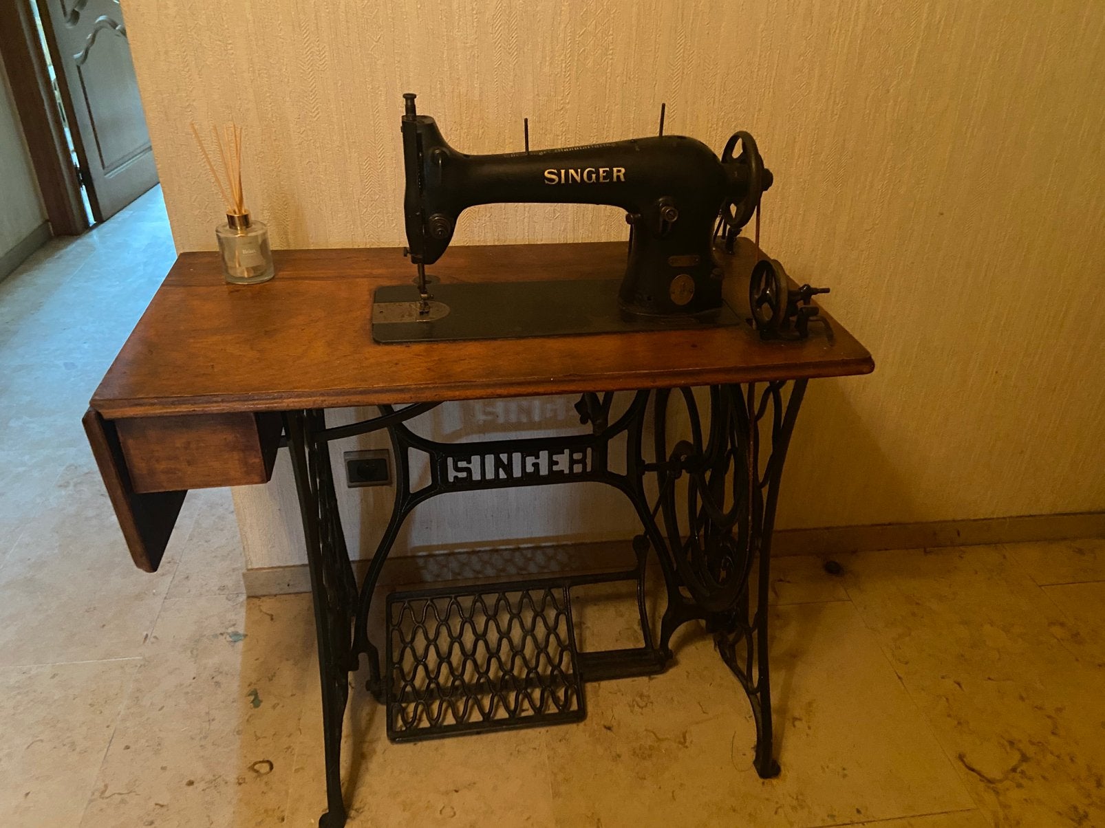 Antiek singer naaimachine, Enlèvement