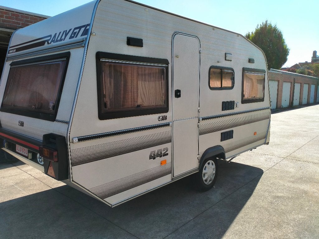 Caravan Home-Car - Rally GTI 442T, Schokbreker, Home-car, 2 aparte bedden, Treinzit