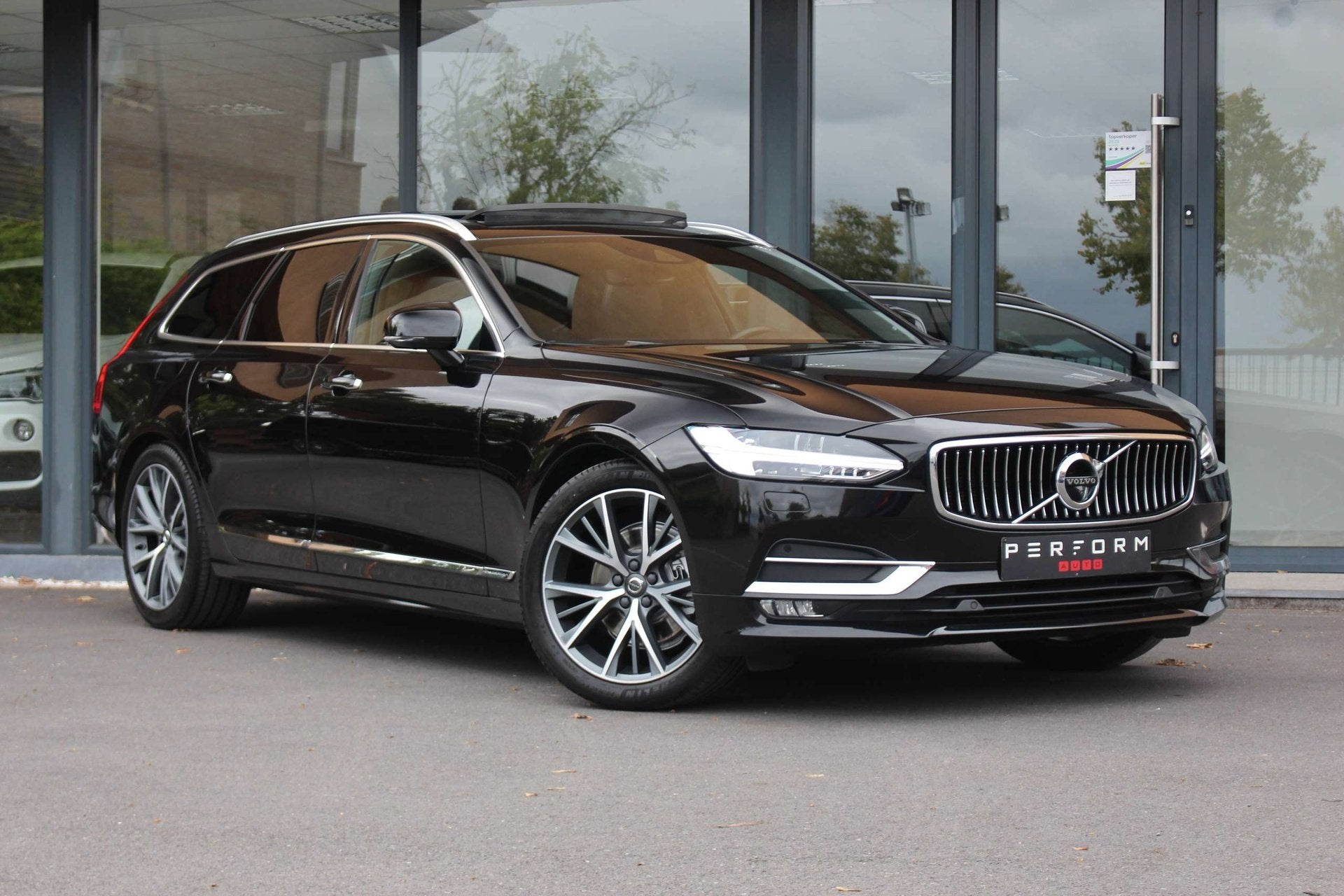 Volvo V90 D4 INSCRIPTION*PANO*360CAM*HEAD-UP*TREKHAAK*PILO, Auto's, Automaat, Dealer onderhouden, Zwart, Bedrijf