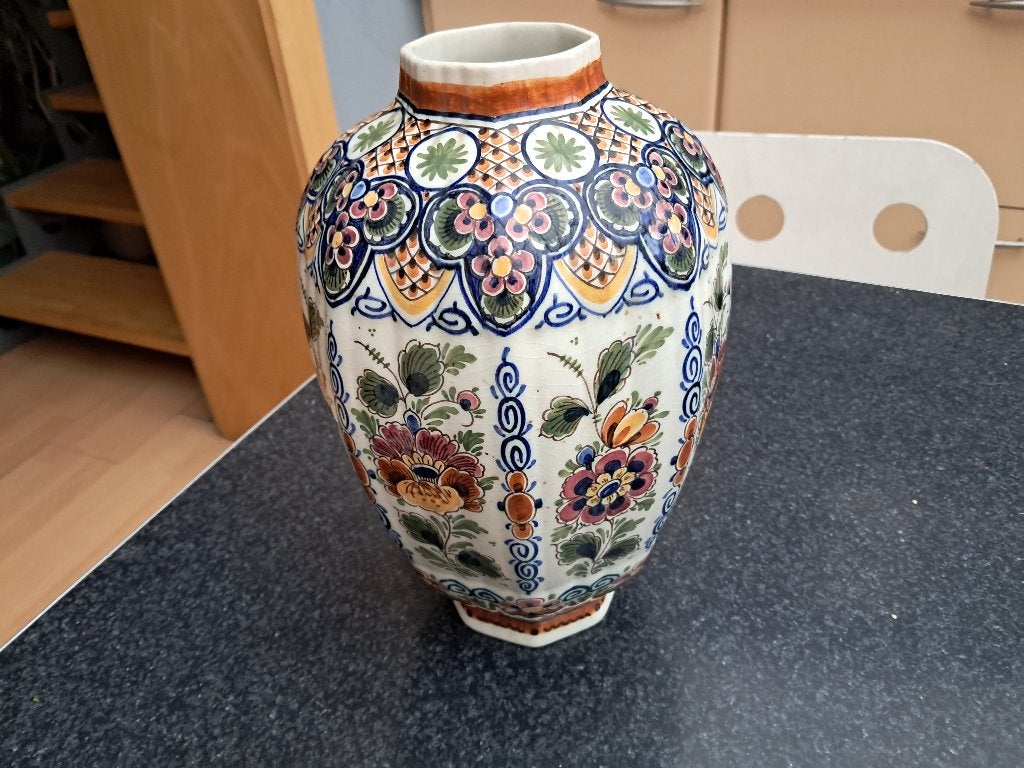 Vaas Delft gekleurd, wit met bloemen handpainted 29 cm, Antiquités & Art, Antiquités | Vases, Enlèvement ou Envoi