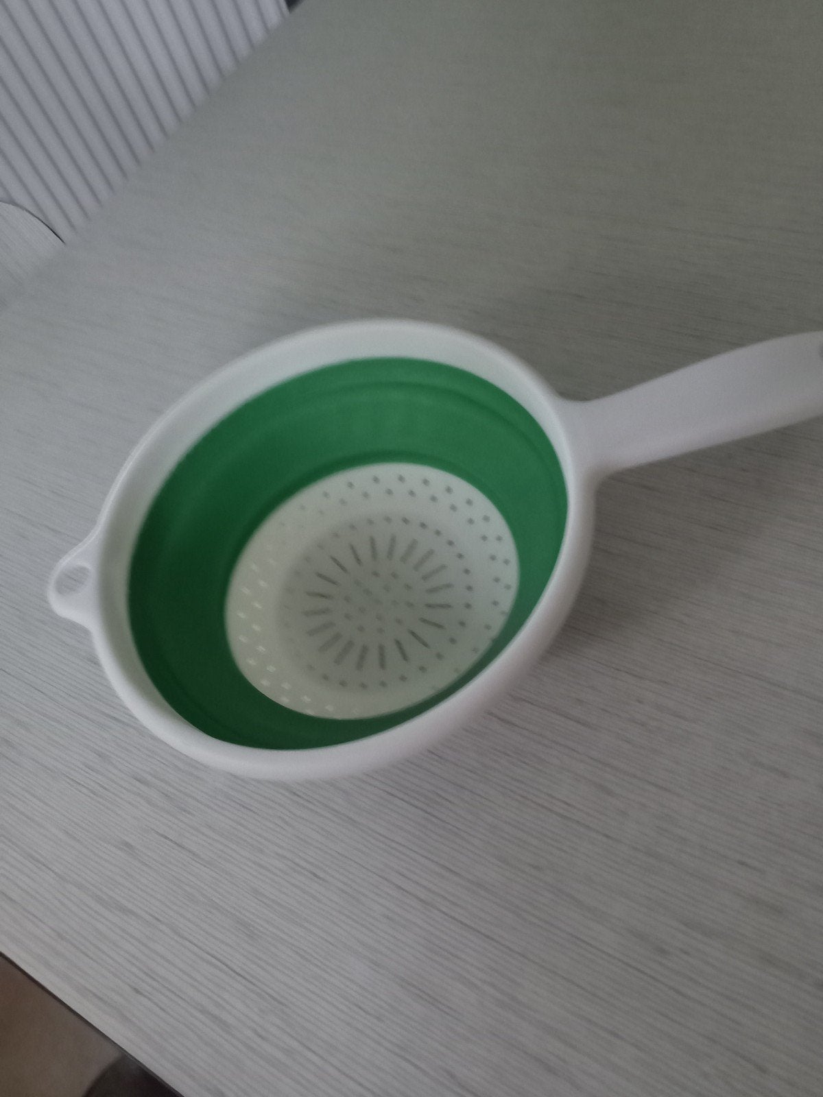 av passoire tamis pliable Vert et blanc jamais servi, Neuf, Enlèvement ou Envoi, 500 ml, Autres types