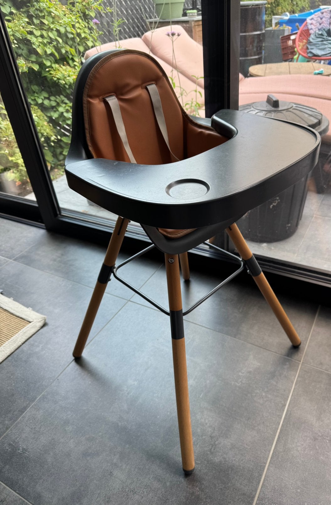Childhome kinder eetstoel met cognac leren kussen, Kinderen en Baby's, Kinderstoelen, Ophalen, Zo goed als nieuw