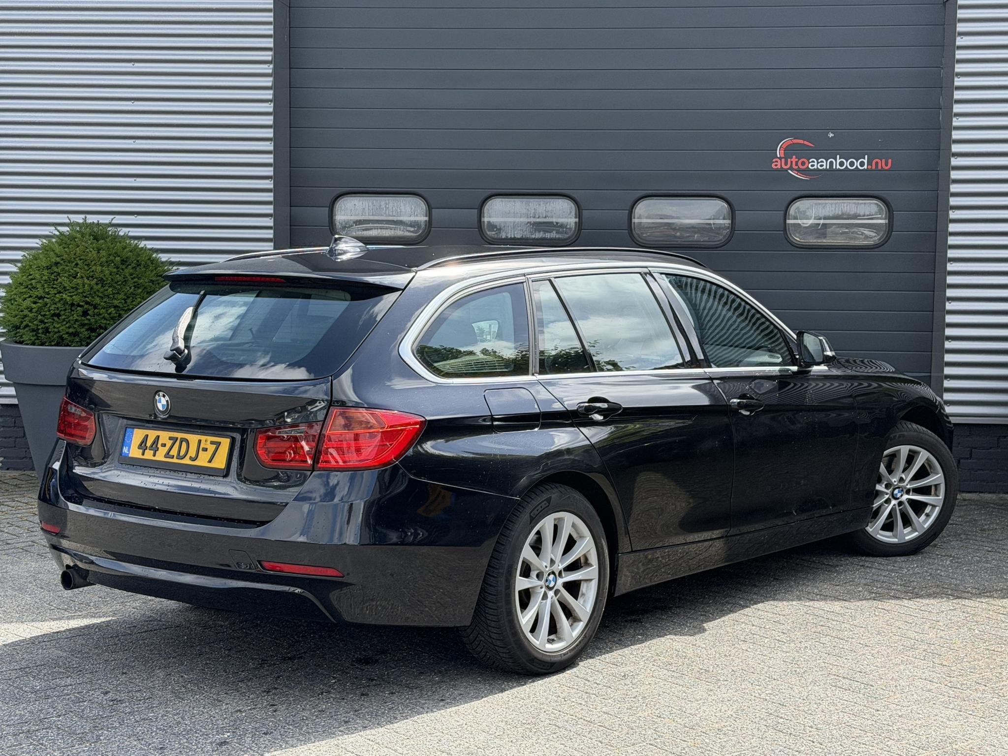 BMW 3-serie Touring 320d Upgrade Edition | Navigatie | Leder, Achterwielaandrijving, 4 cilinders, 1465 kg, Bedrijf