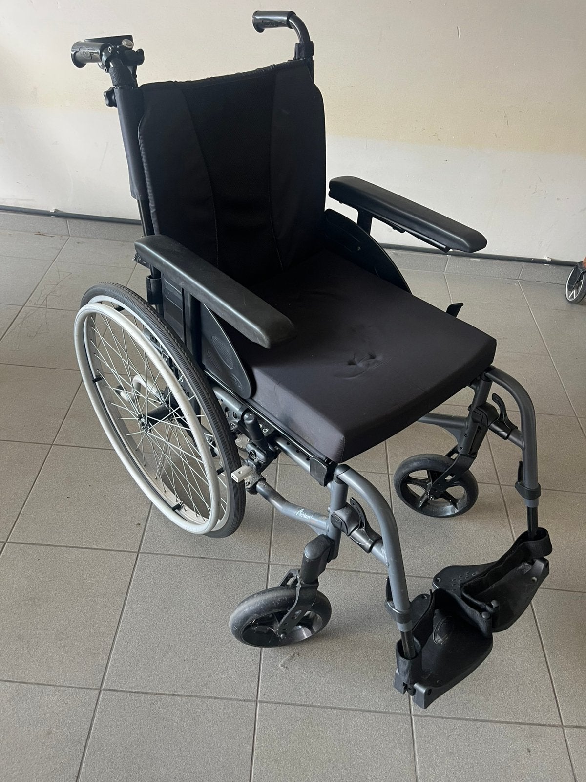 Rolstoel invacare met elektrische duwhulp empulse R20, Diversen, Rolstoelen, Ophalen, Zo goed als nieuw