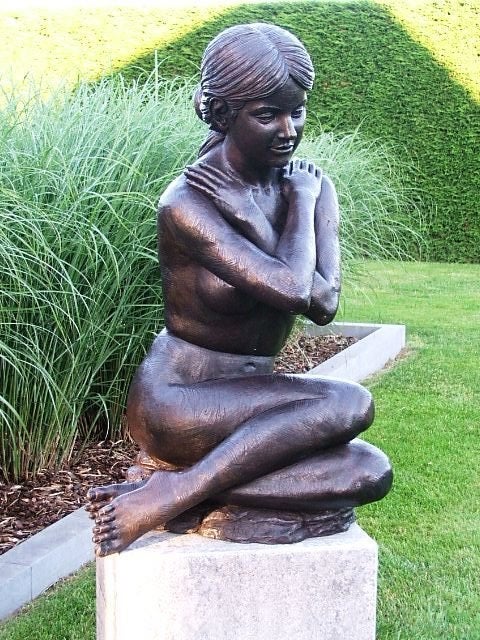 BRONZEN SENSUELE DAME ZITTEND NAAKT KUNSTBEELD LAGE PRIJS!, Ophalen of Verzenden, Nieuw, Overige materialen, Mensenbeeld