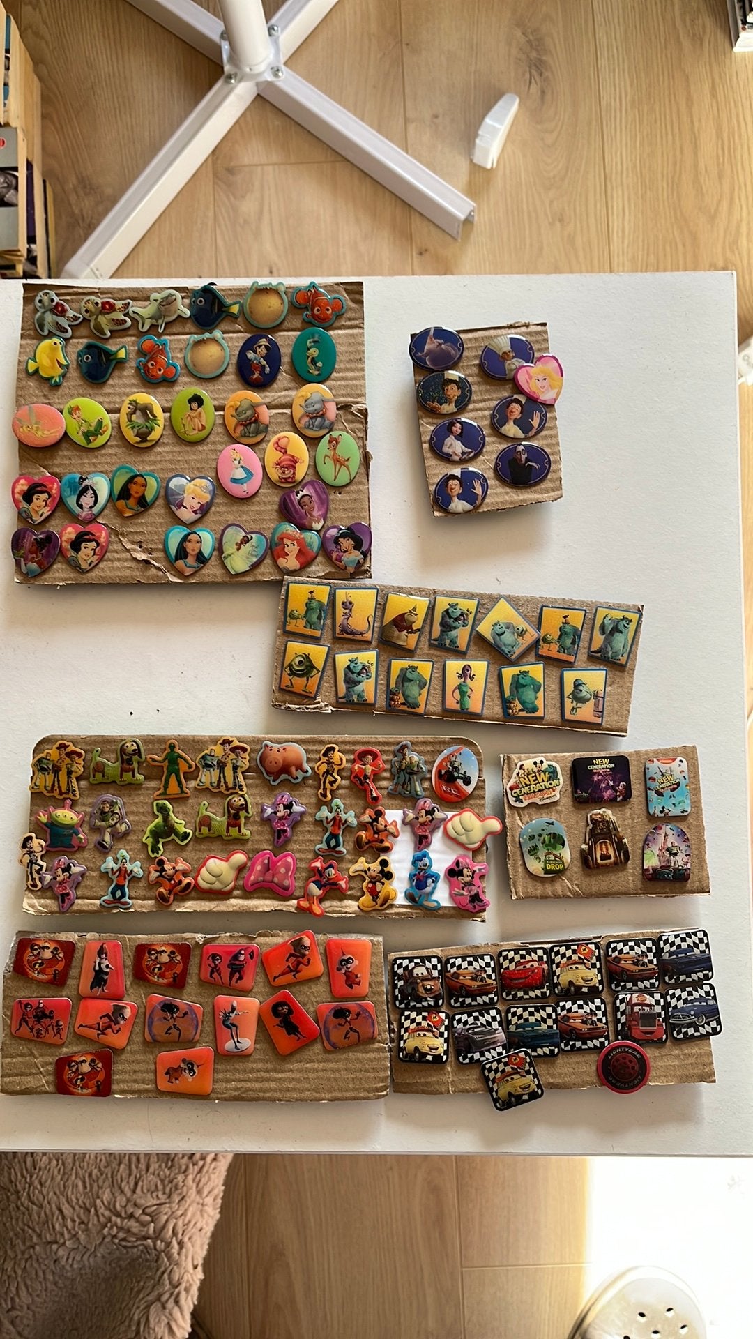 Set van +/~ 110 pinnen, Ophalen, Zo goed als nieuw