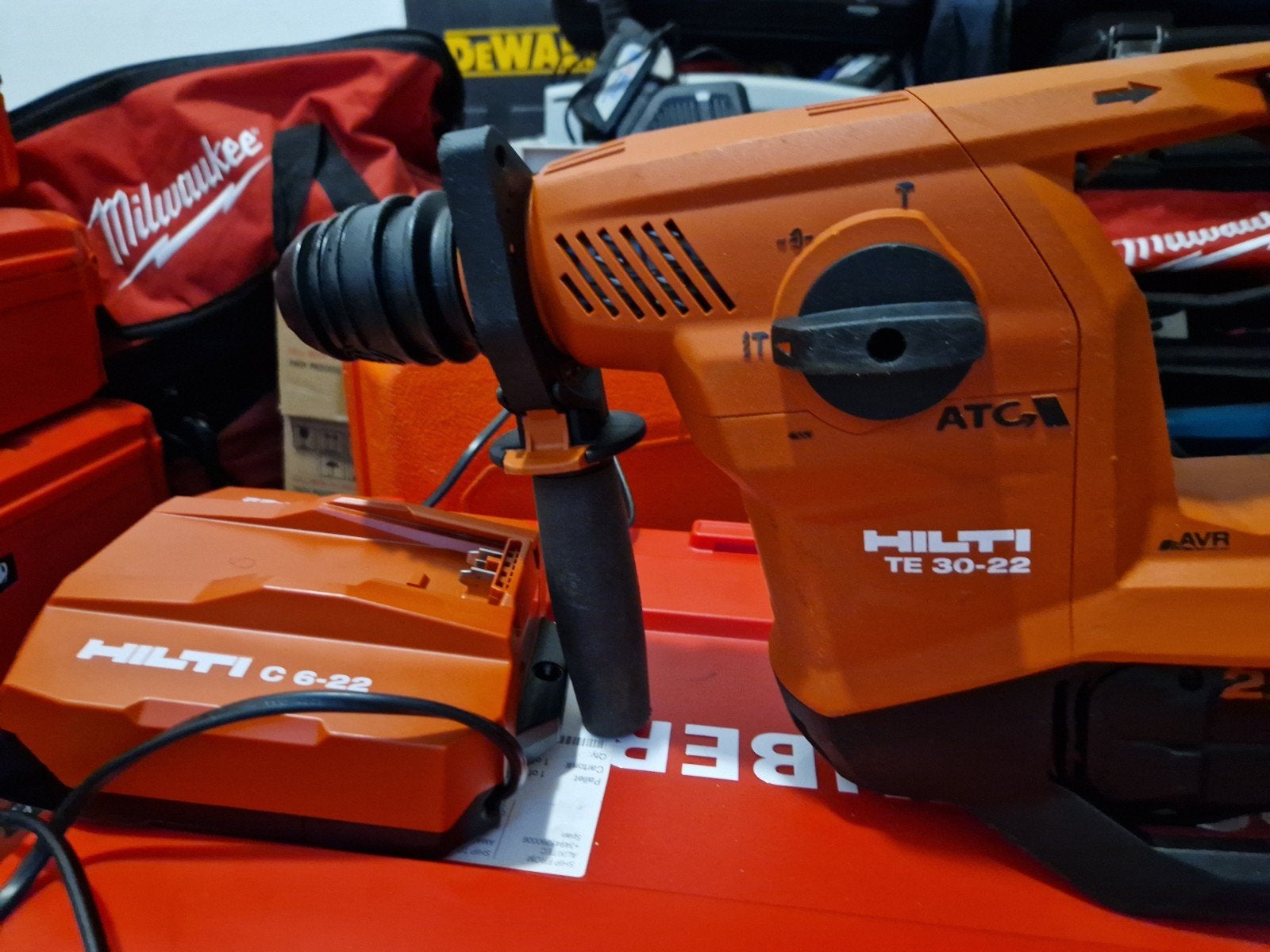 Hilti Te 30-22 + batterij + oplader, Doe-het-zelf en Bouw, Ophalen, Zo goed als nieuw
