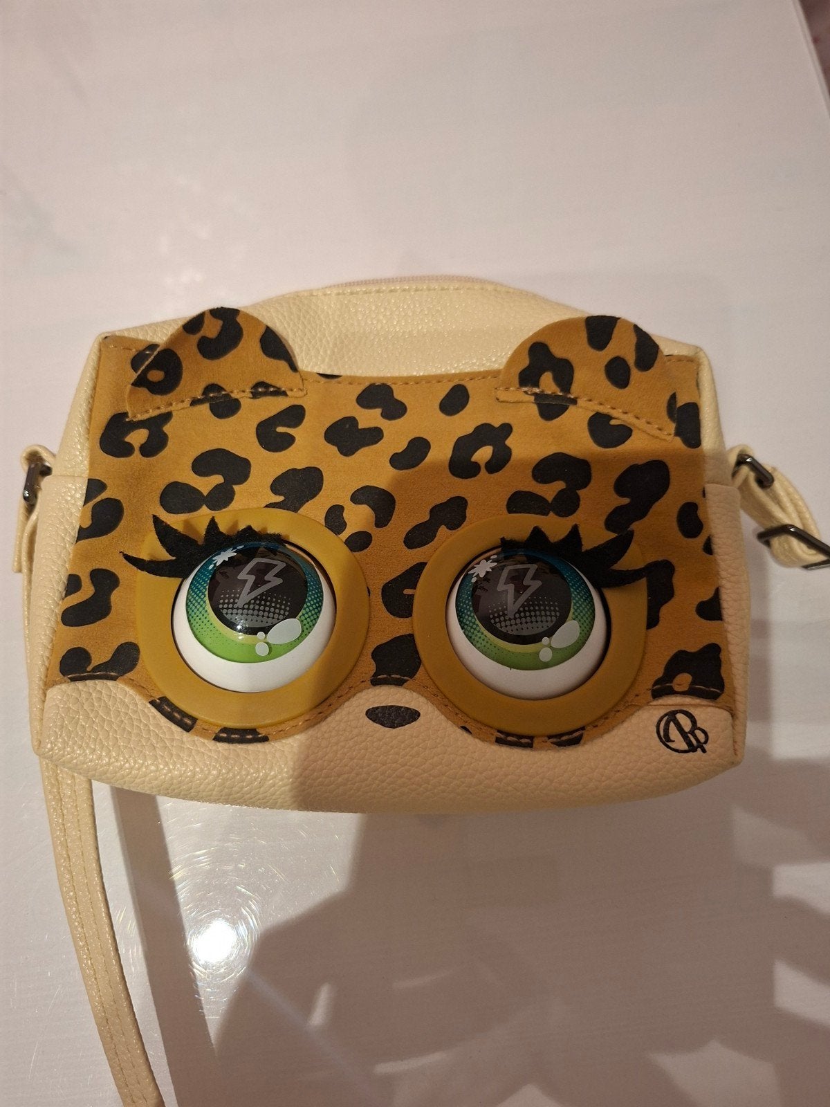 Purse pets Leopard, Ophalen