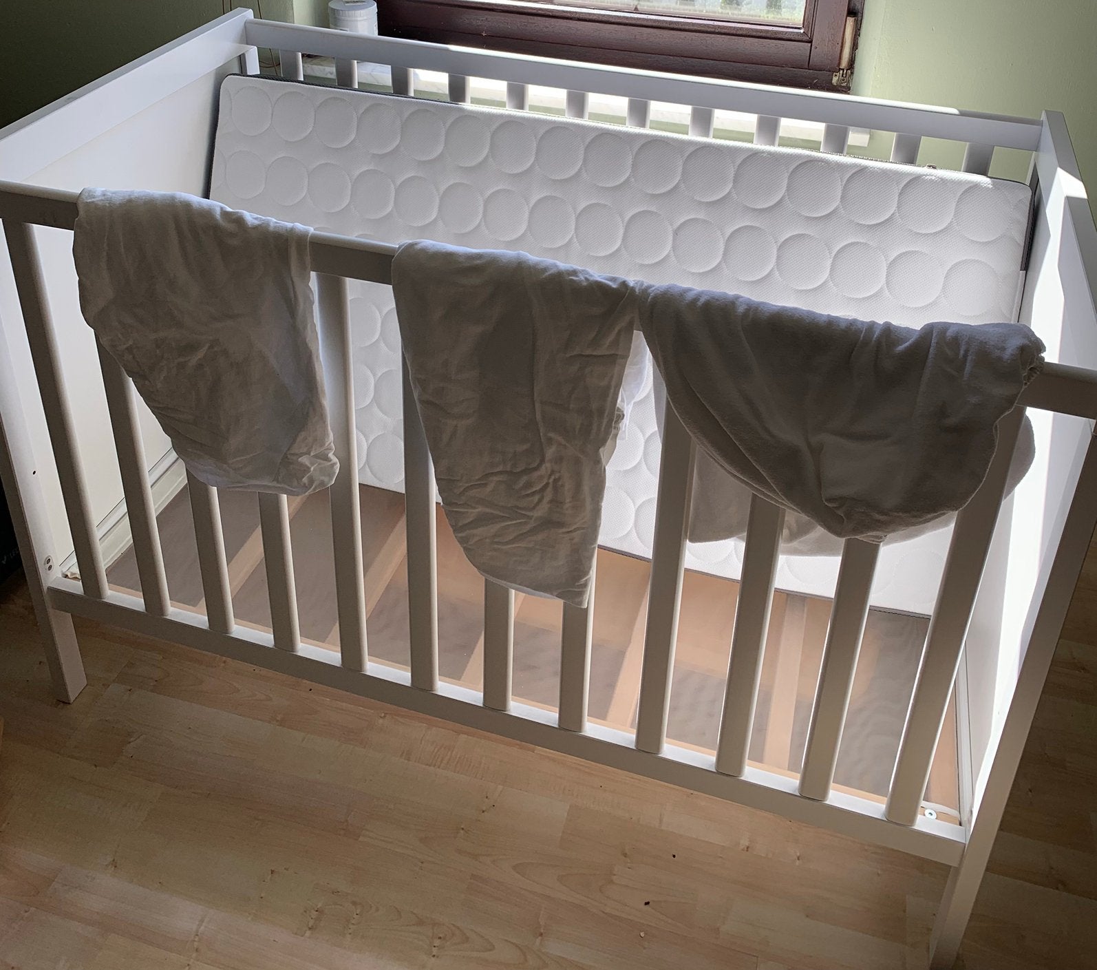 Kinderbedje, 2 hoogtes, met bodem, matras en 3 lakentjes, Ophalen, Zo goed als nieuw