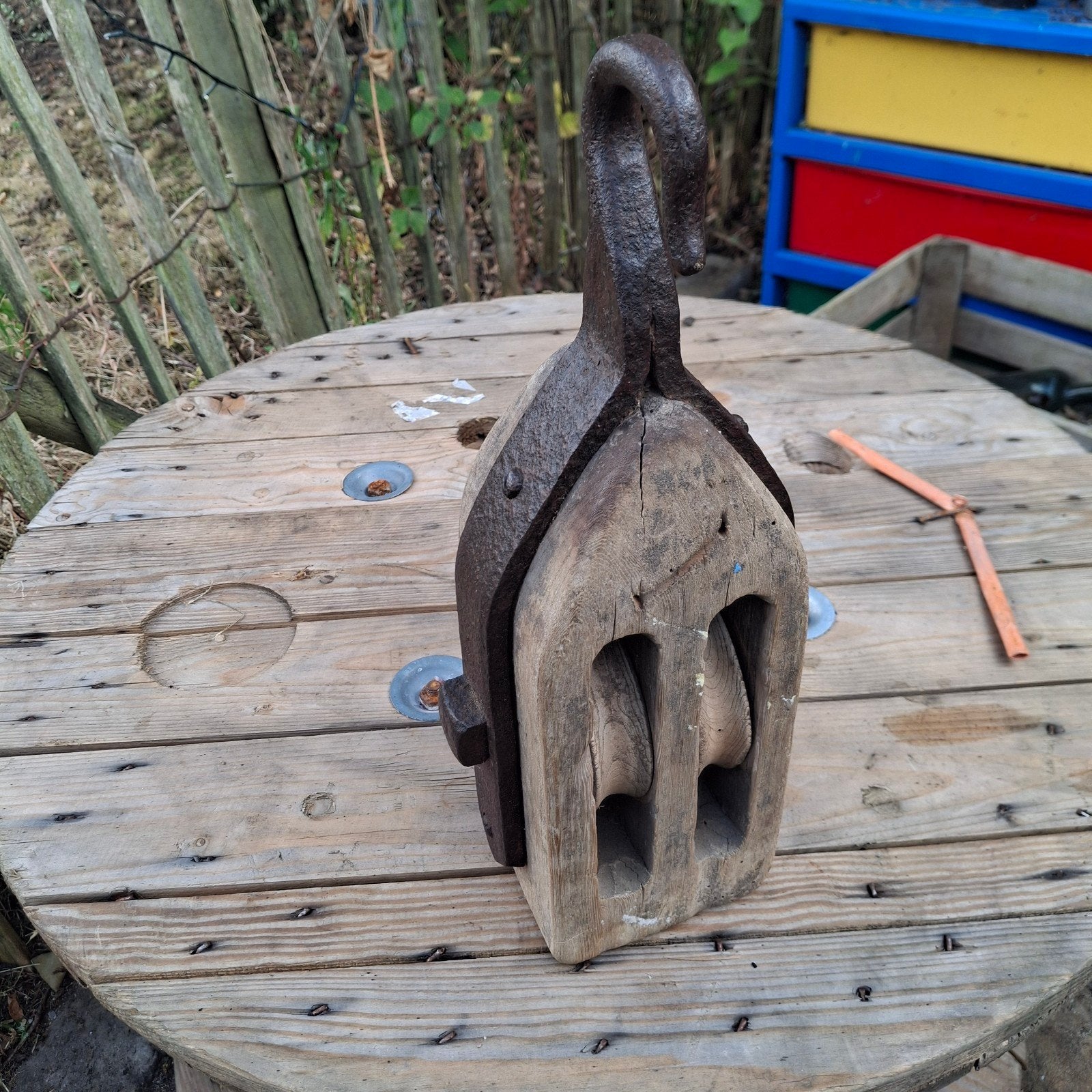 ancienne poulie double à réas en bois et fer forgé, Enlèvement ou Envoi