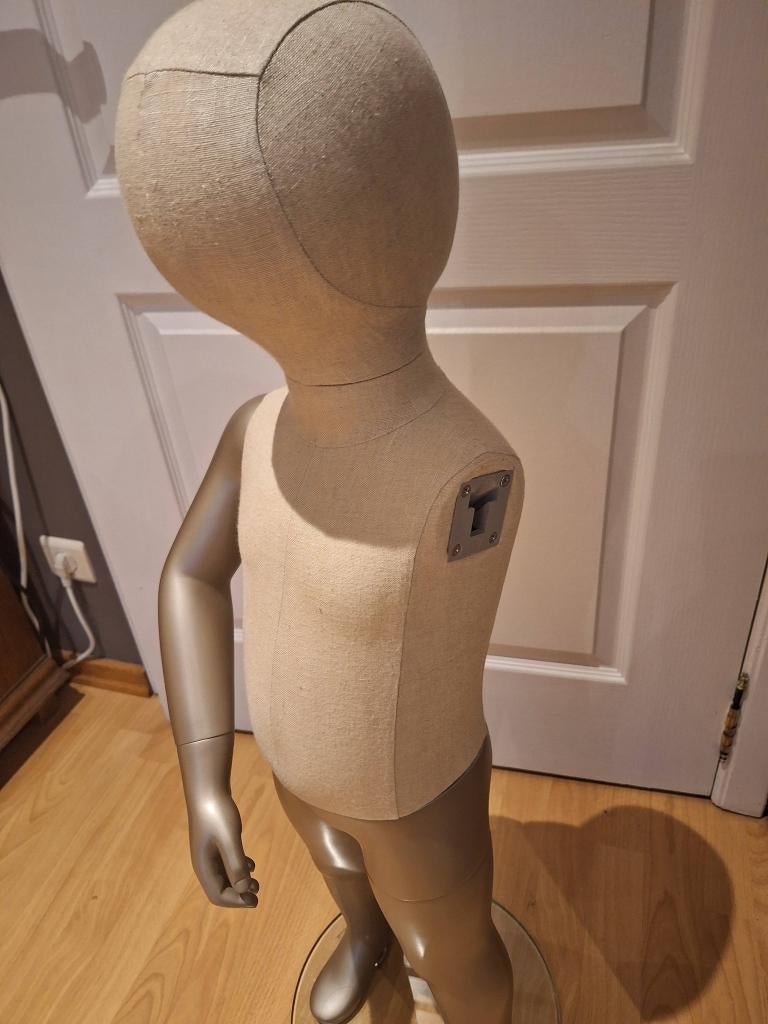 Mannequin vitrine enfant professionnel marque GENESIS 2-3 A, Hobby & Loisirs créatifs, Enlèvement, Comme neuf, Mannequin