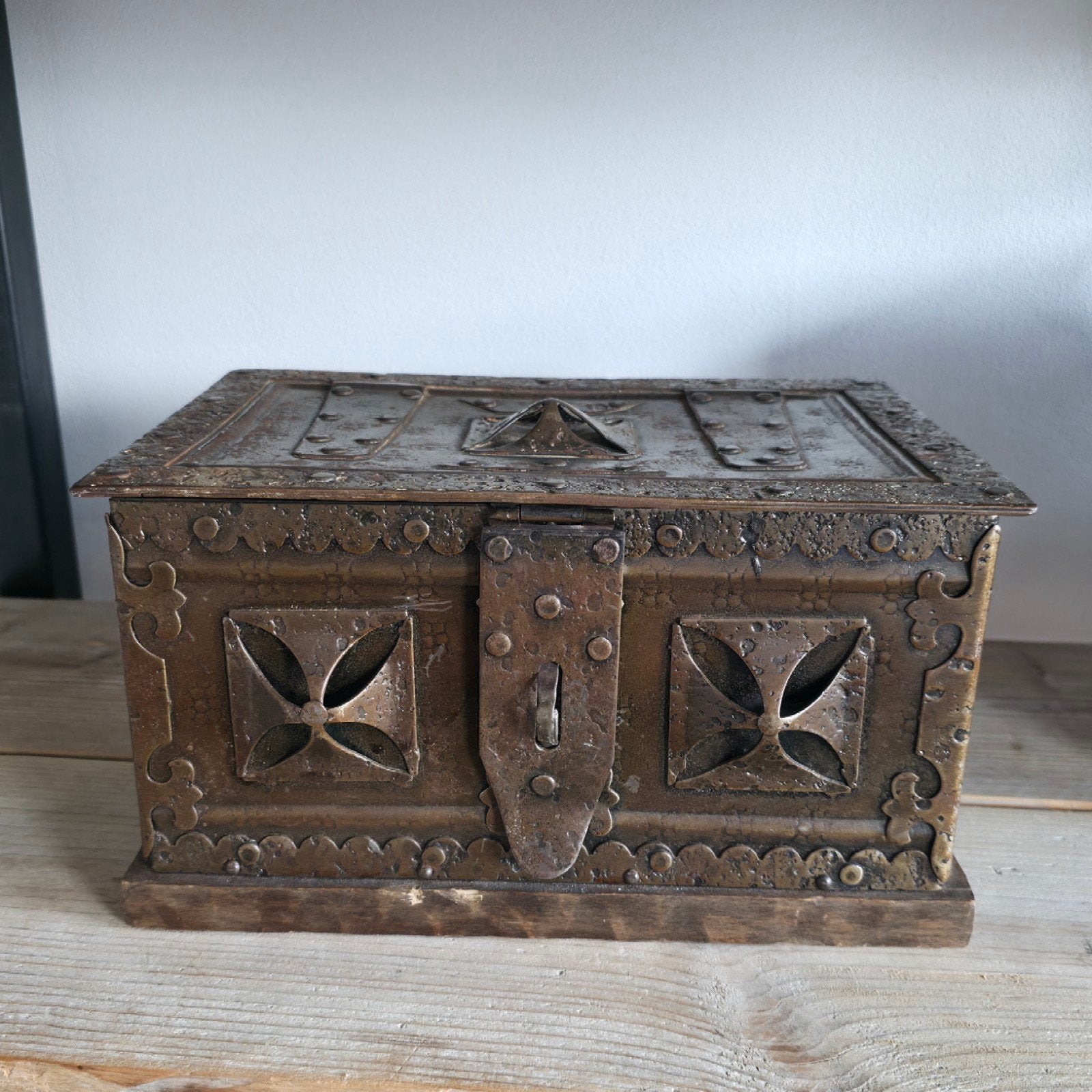 Ancienne boîte/tirelire en métal, vers le XIXe siècle, Enlèvement ou Envoi, Utilisé, Moins de 50 cm, Moins de 50 cm