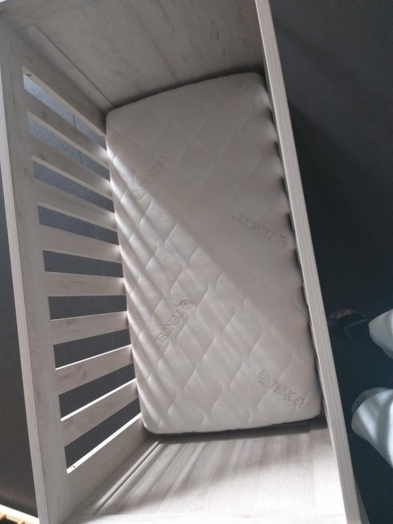 lit bébé avec matelas, Enlèvement, Utilisé, Lit