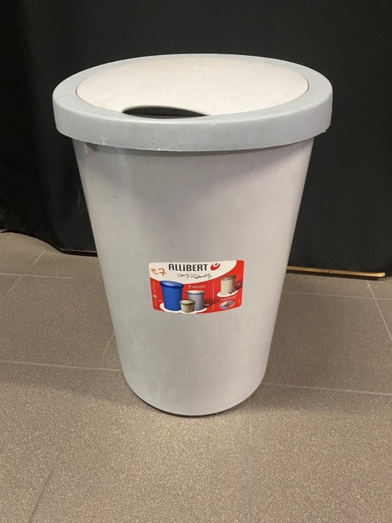 grijze afvalbak Alibert, Ophalen, Zo goed als nieuw