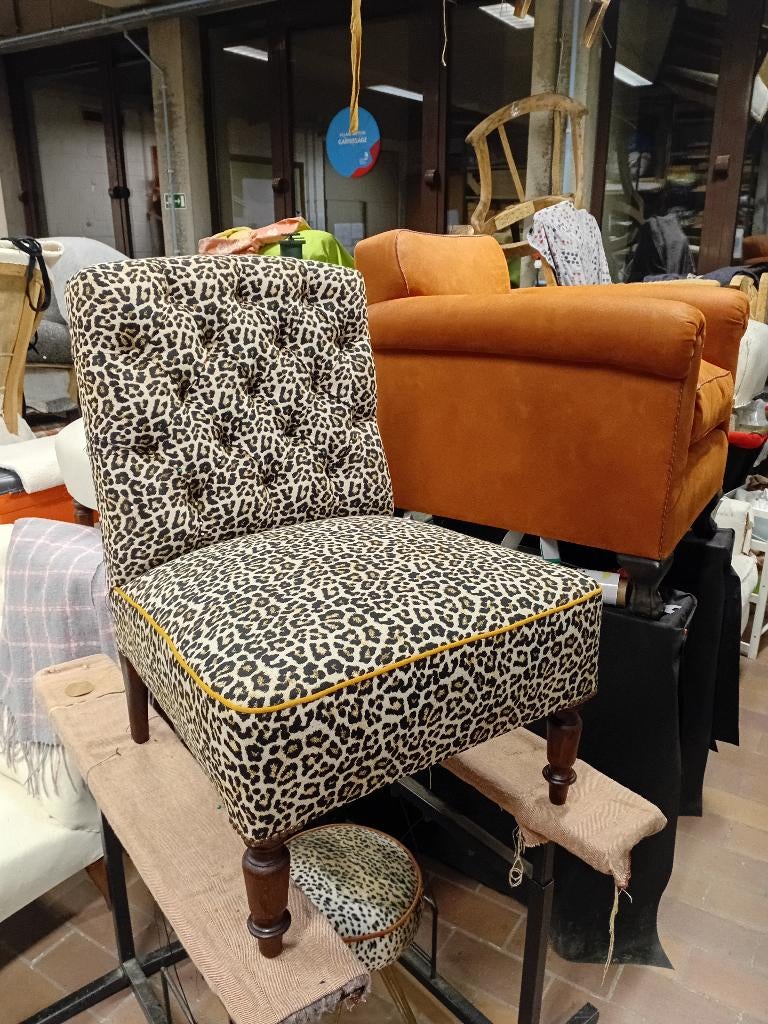 Fauteuil neuf (rénové) - Chauffeuse capitonnée Napoleón 3, Maison & Meubles, Fauteuils, Comme neuf, Bois, Tissus, Autres matériaux