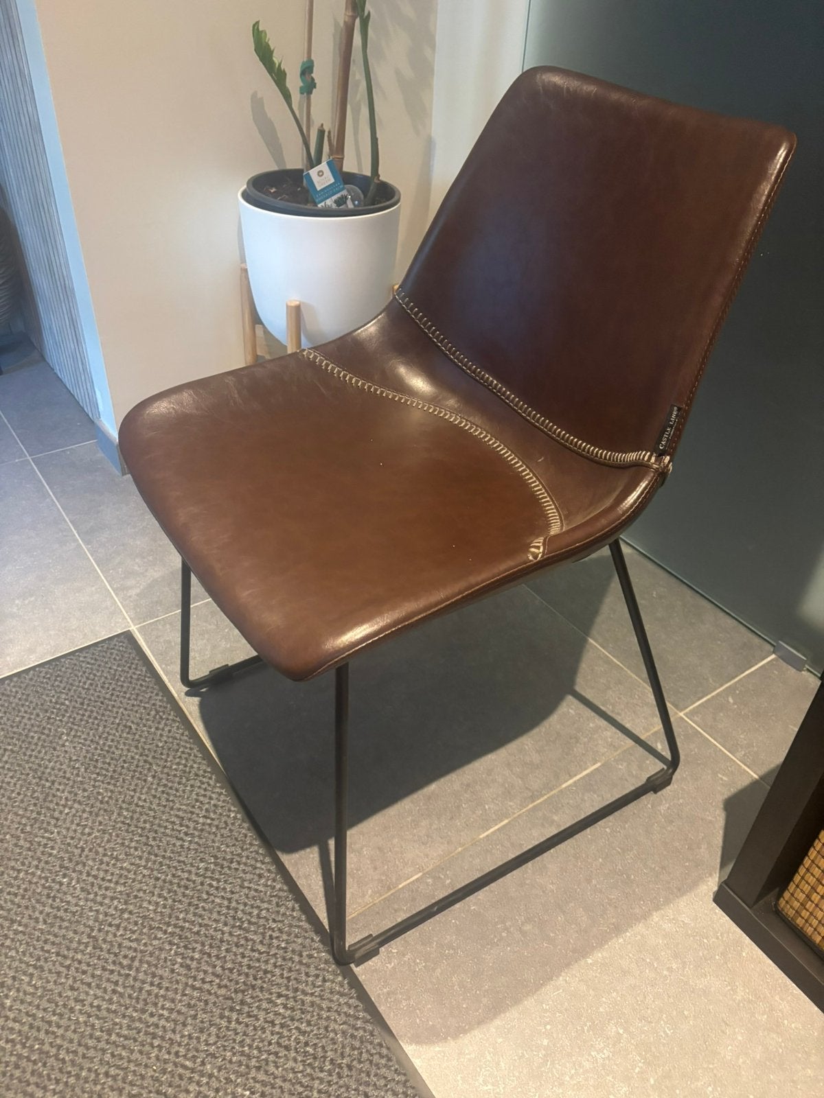 Donkerbruine lederlook design stoel in goede staat, Ophalen, Bruin, Zo goed als nieuw, Leer