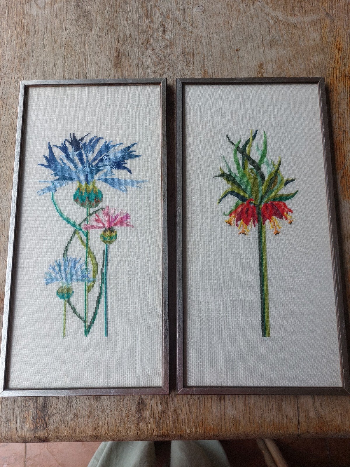 2 objets artisanaux au point de croix, bleuet et fritilaria,, Enlèvement ou Envoi, Verre