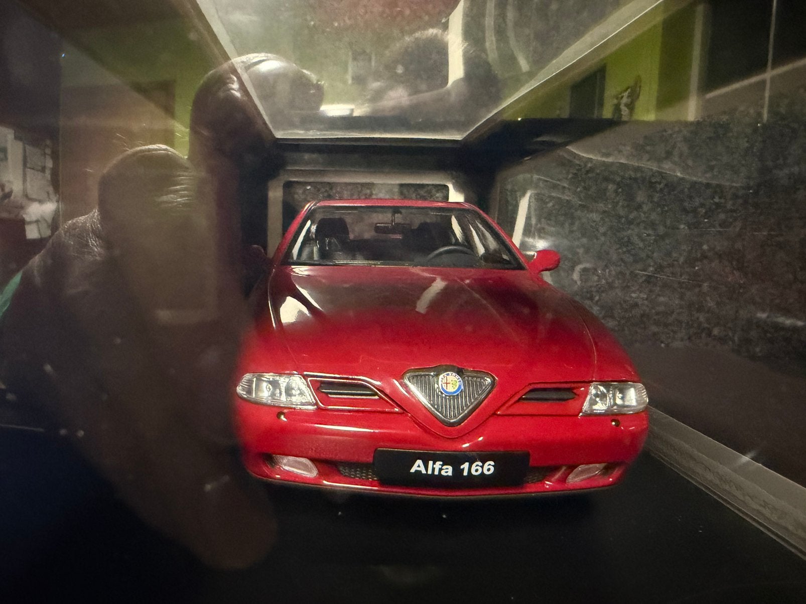 Modèle Alfa Romeo 166 à l'échelle 1/18  triple 9 rouge., Enlèvement ou Envoi, Comme neuf, Voiture, Autres marques
