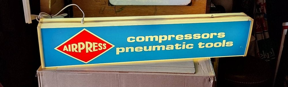 Mooie vintage Airpress verlichte reclamebak (lichtbak)., Ophalen, Gebruikt, Lichtbak of (neon) lamp