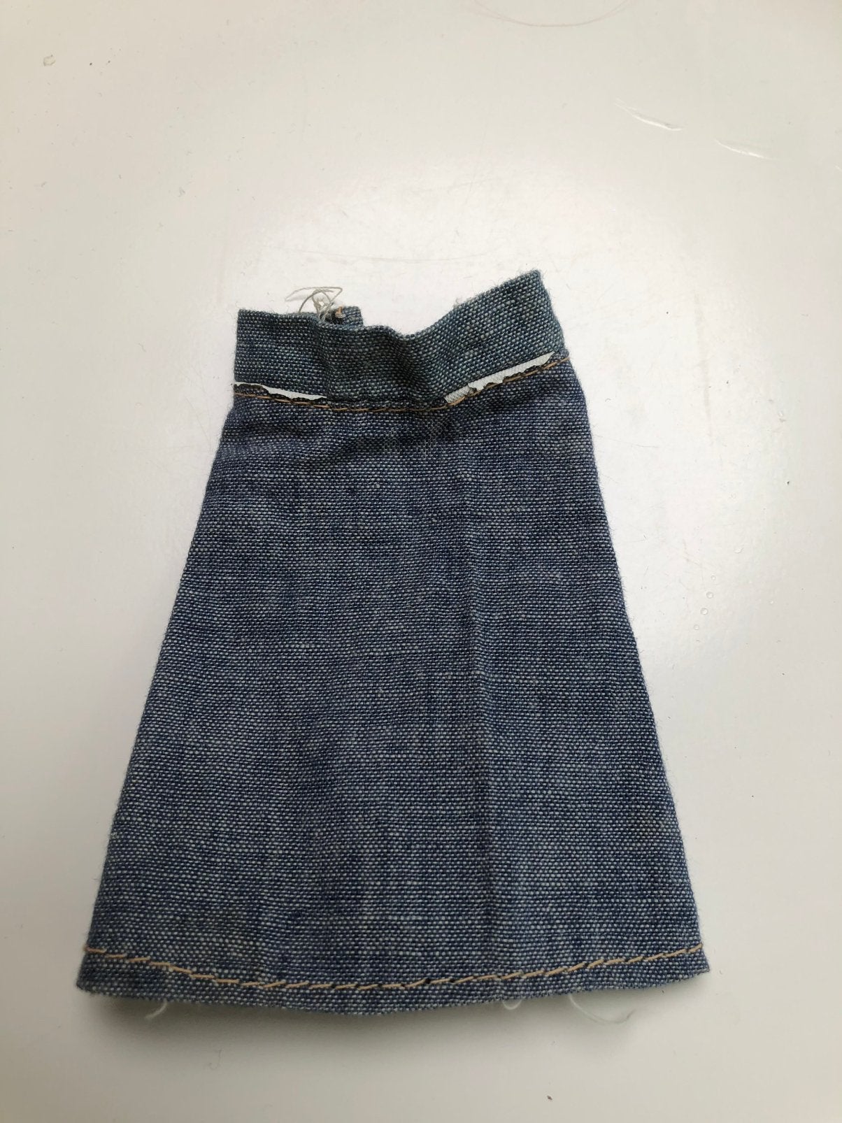 Barbiepop kledij jeansrok, Ophalen of Verzenden, Gebruikt, Kleding