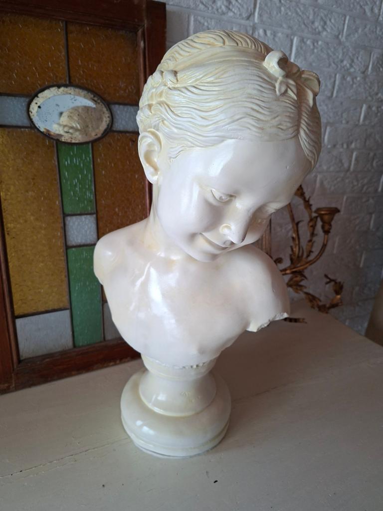 Borstbeeld "lachende vrouw", Ophalen
