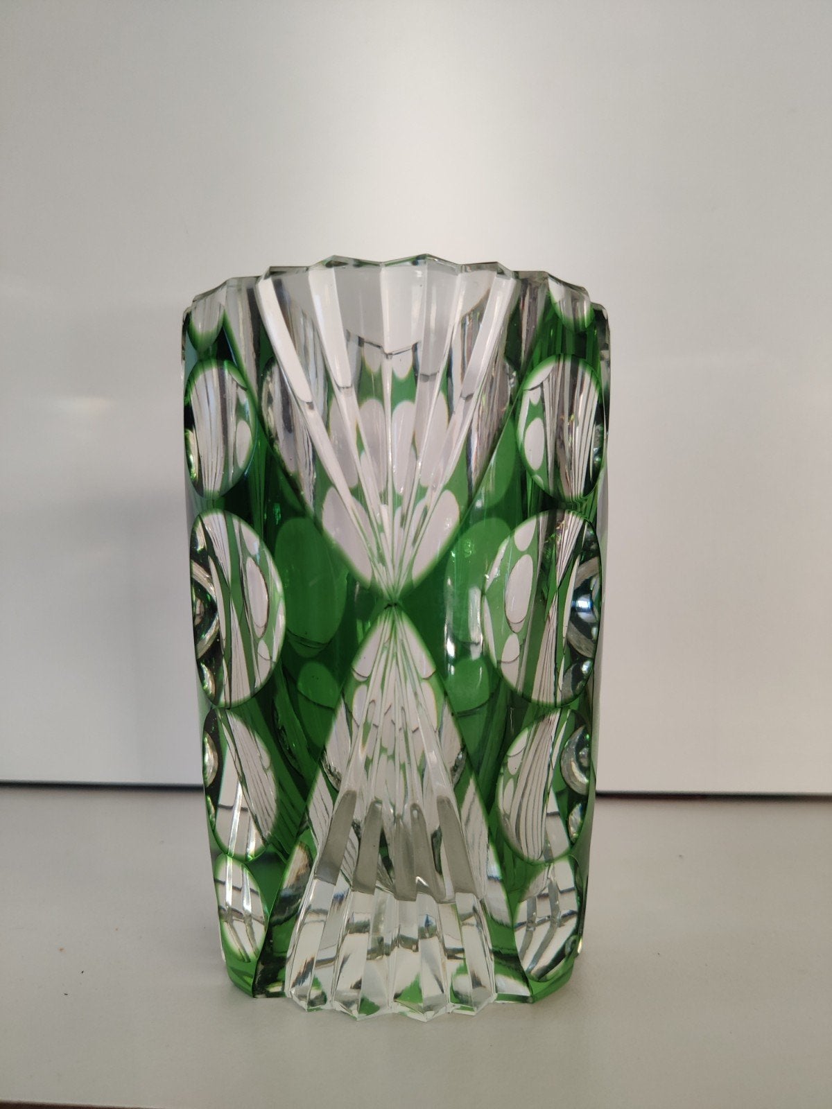 Vintage kristallen vaas in groen en helder geslepen kristal., Huis en Inrichting, Ophalen, Groen