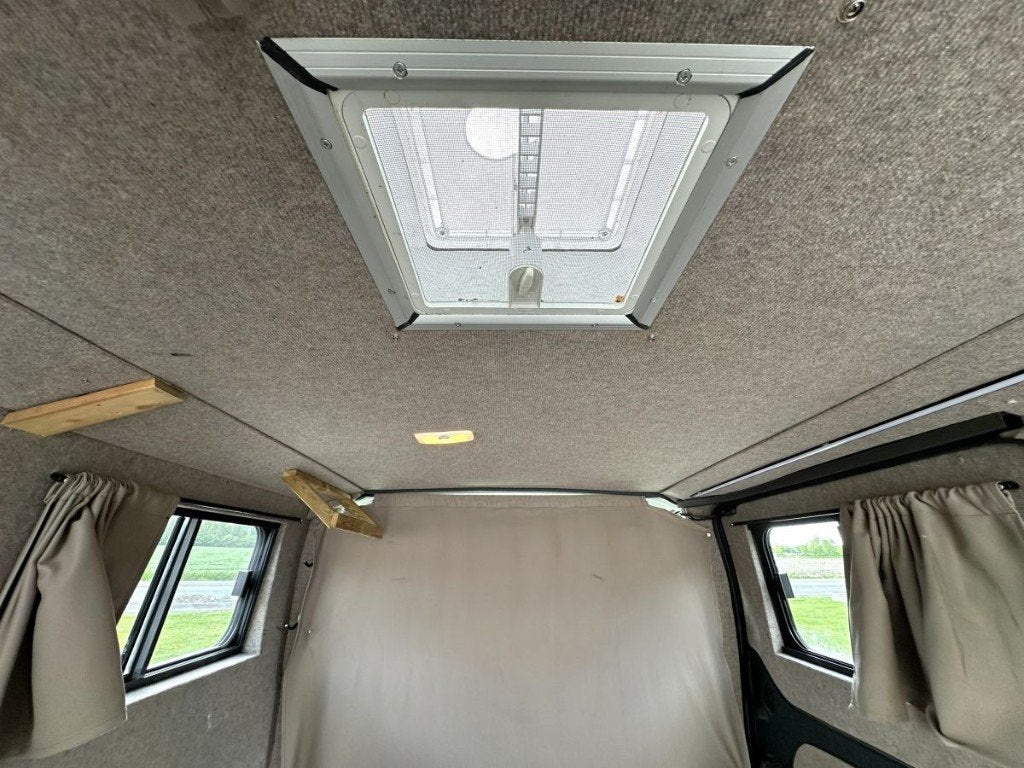 Camper Renault Trafic 2015 met ingebouwde ramen, Euro 5, Zwart, Bedrijf, 2 zetels
