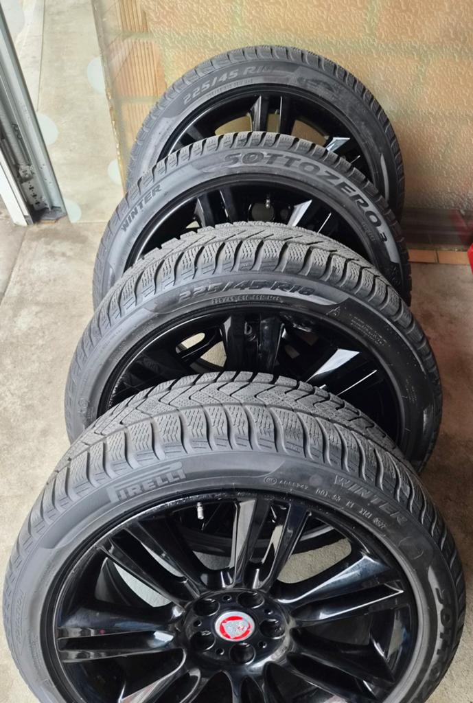 Originele Jaguar 18" velgen + Pirelli-banden, Ophalen, 18 inch, Gebruikt, Winterbanden