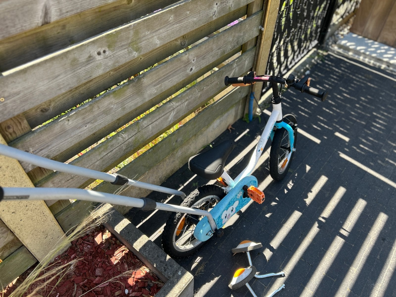 Kinderfiets Btwin 14 inch met zijwieltjes+ stang, Fietsen en Brommers, Ophalen, Gebruikt, Zijwieltjes
