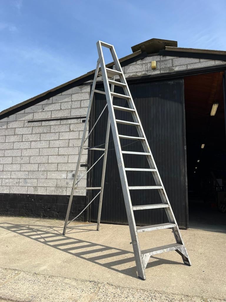 Solide 1x12 alu trapladder (professioneel), Doe-het-zelf en Bouw, Ladders en Trappen, Gebruikt, Trap, Ophalen of Verzenden, Opvouwbaar of Inschuifbaar