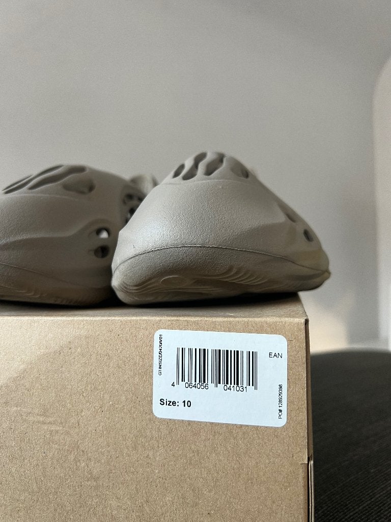 Yeezy foam rnr stone sage taille 441/2, Vêtements | Hommes, Enlèvement ou Envoi, Comme neuf, Adidas, Baskets