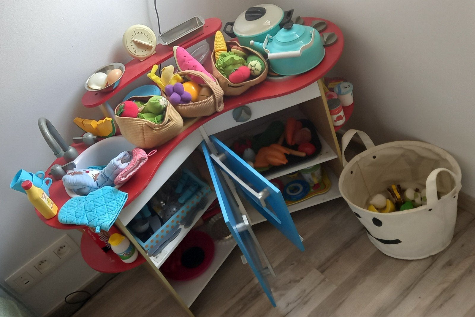 Houten keuken: Mélisse&Doug + alle aangeboden dinettes, Kinderen en Baby's, Ophalen, Gebruikt