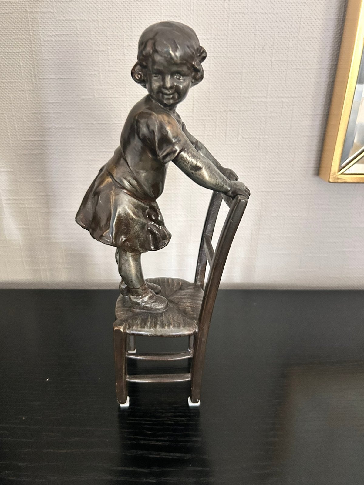 Bronzen sculptuur meisje op stoel, Verzenden