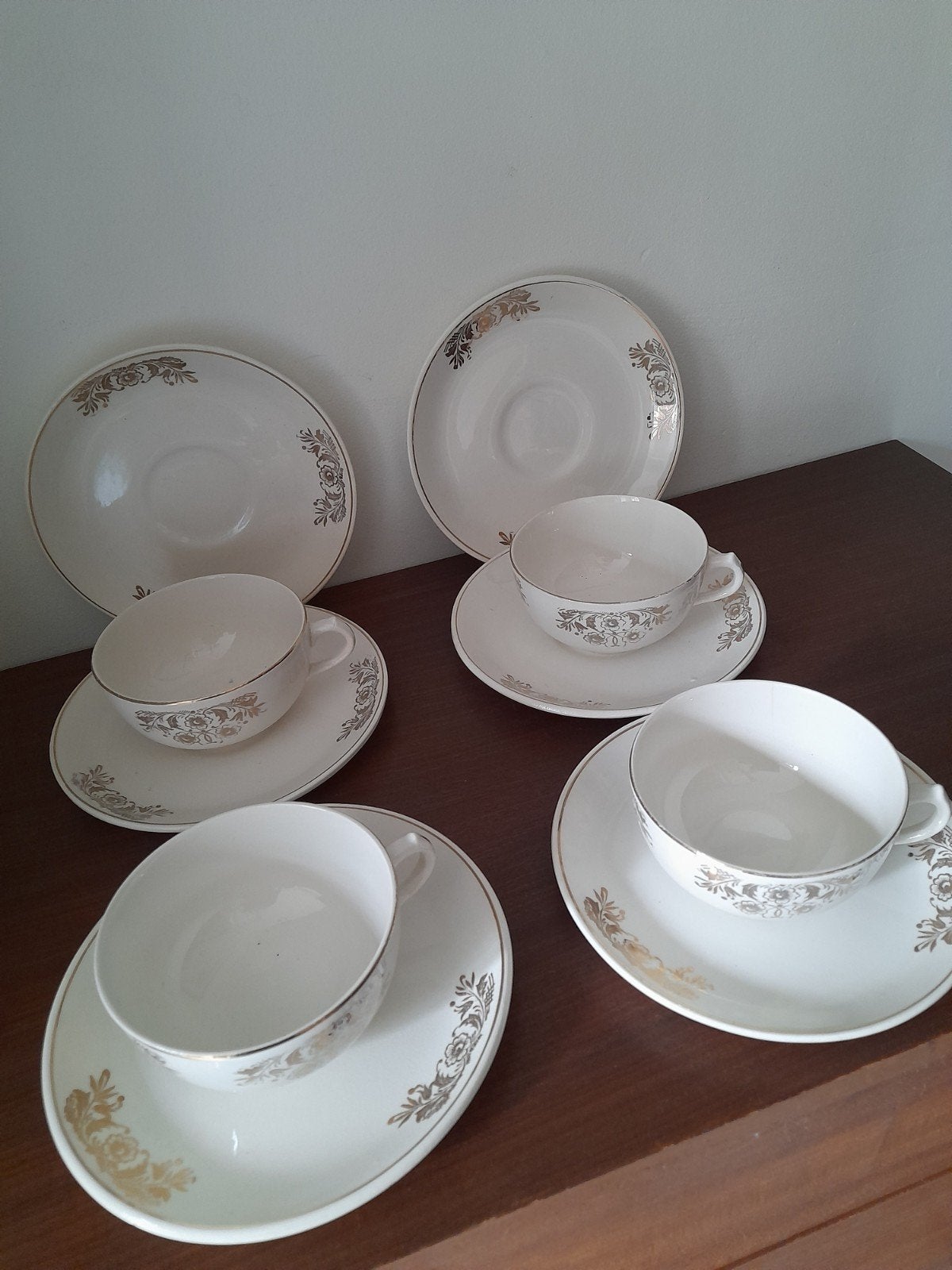 BOCH crèmekleurig met goudopdruk 4 setjes, Antiek en Kunst, Antiek | Servies compleet, Ophalen of Verzenden