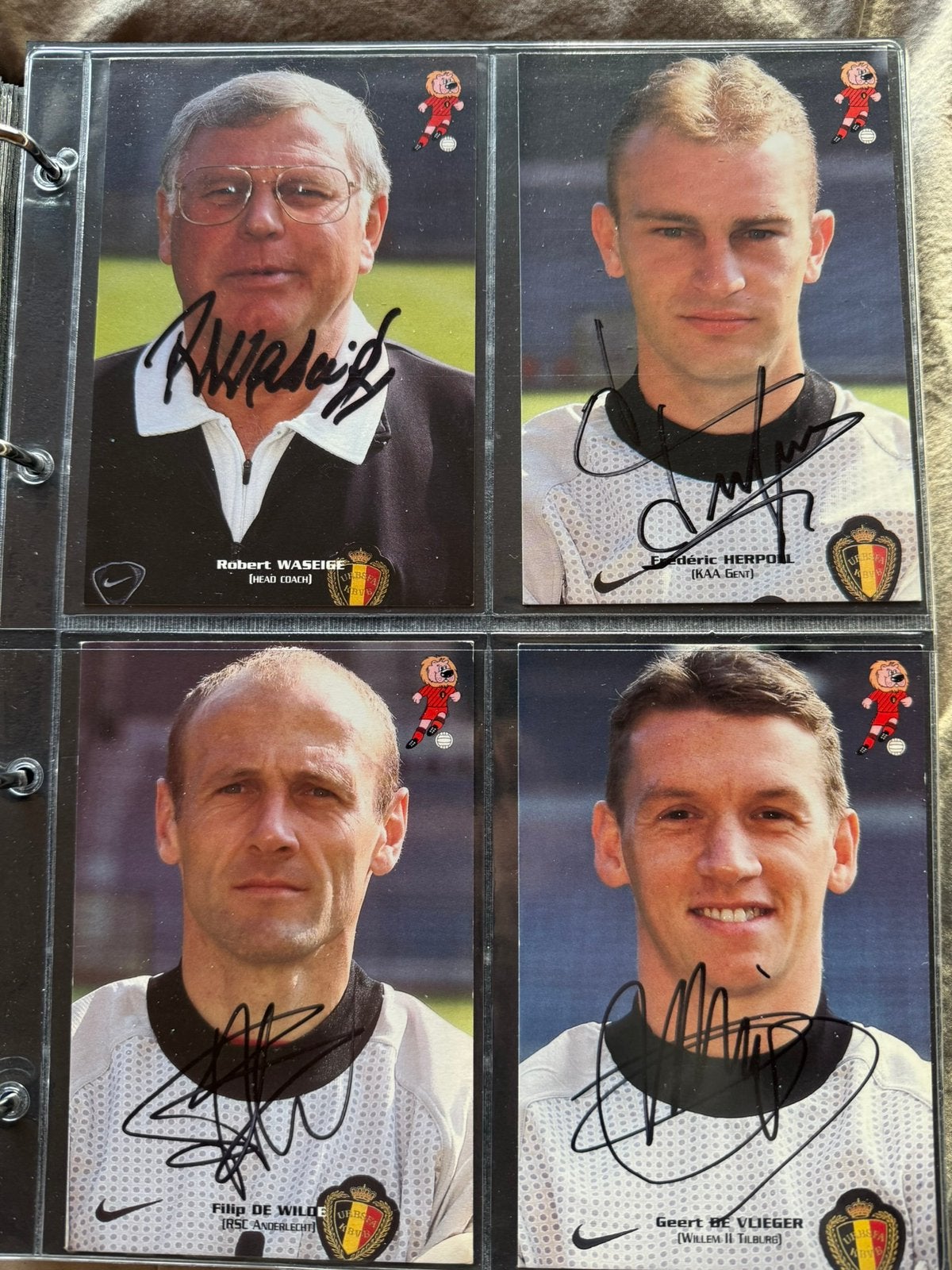 26 kaarten rode duivels 2002 deel gesingeerd, Ophalen of Verzenden, Zo goed als nieuw, Spelerskaart