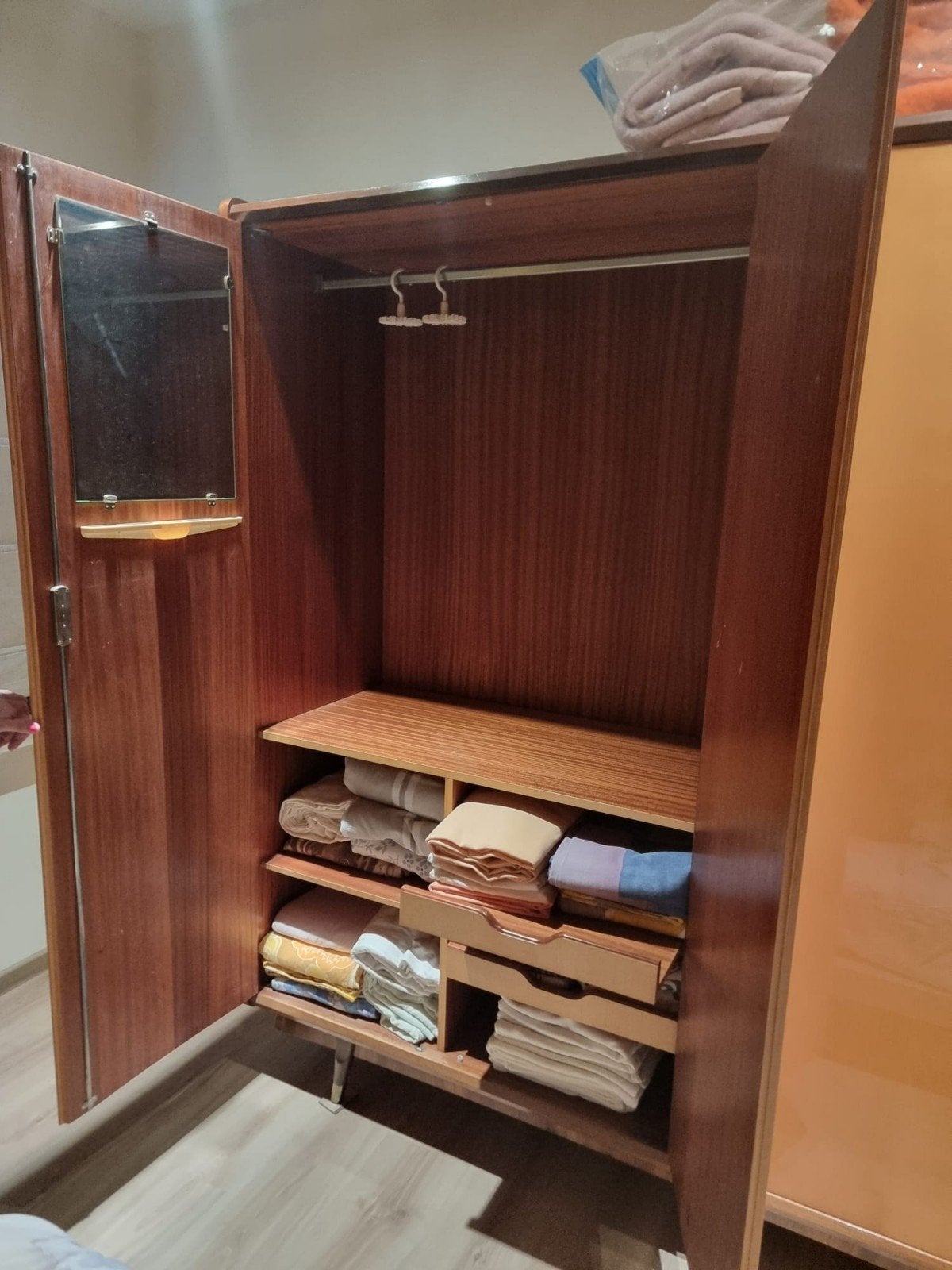 Armoire vintage de 186 cm de haut et 200 cm de large, bon ét, Enlèvement
