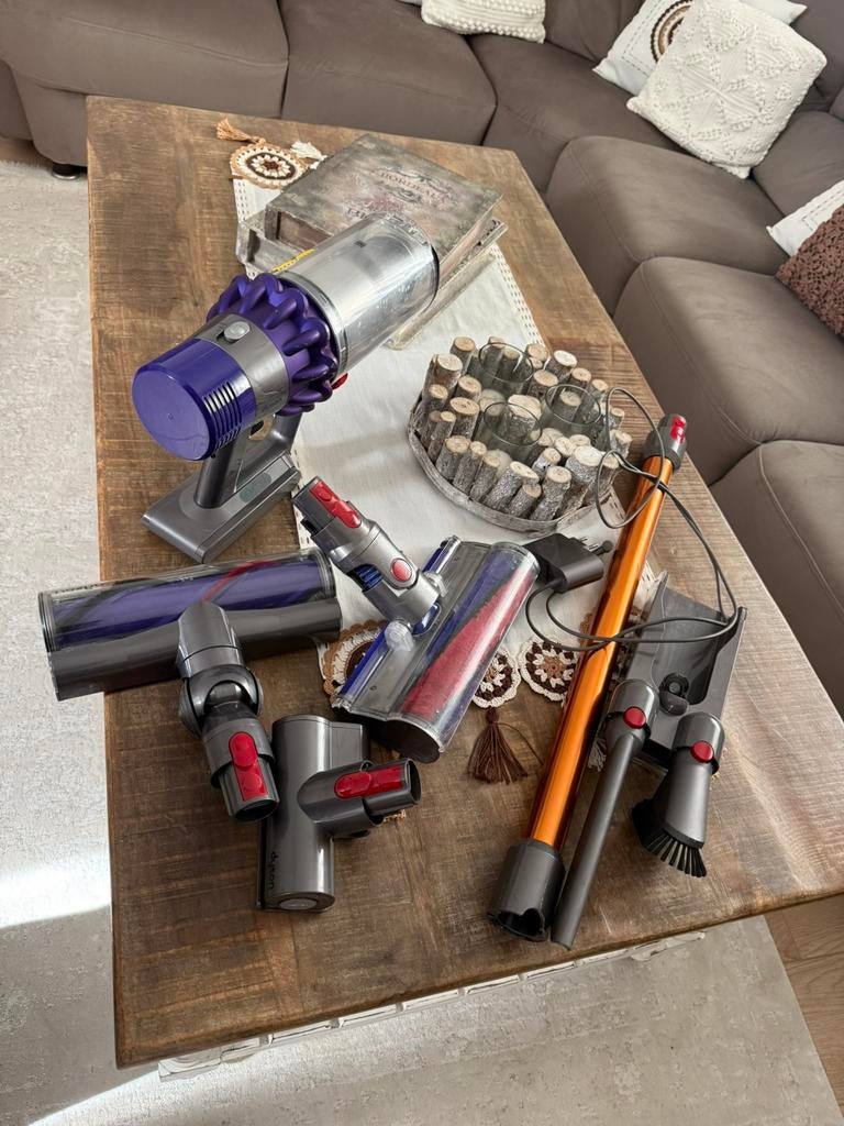 Dyson v10 avec plusieurs brosse, Electroménager, Enlèvement, Comme neuf